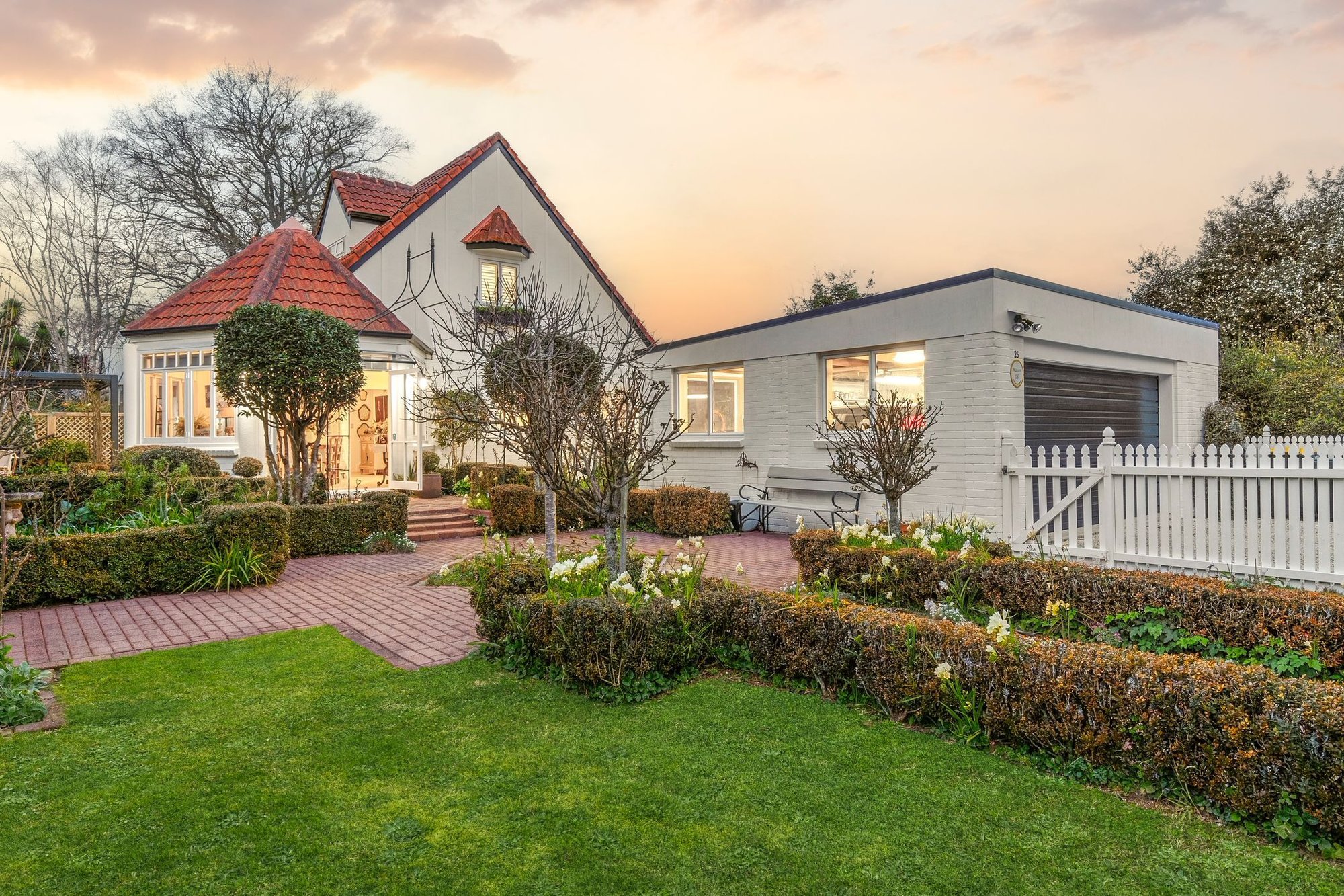 Photographie de maisons au crépuscule