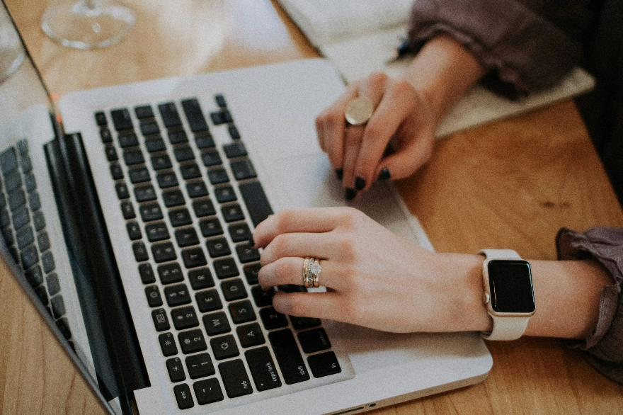 Les logiciels et processus adaptés à la photographie immobilière pour garantir la fiabilité des opérations